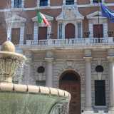 Nell�occasione viene anche costruita una fontana monumentale in pietra che ancora oggi fa bella mostra di s� di fronte allo stabile: un�accoppiata �da cartolina� che costituisce una delle immagini pi� iconiche di Bari